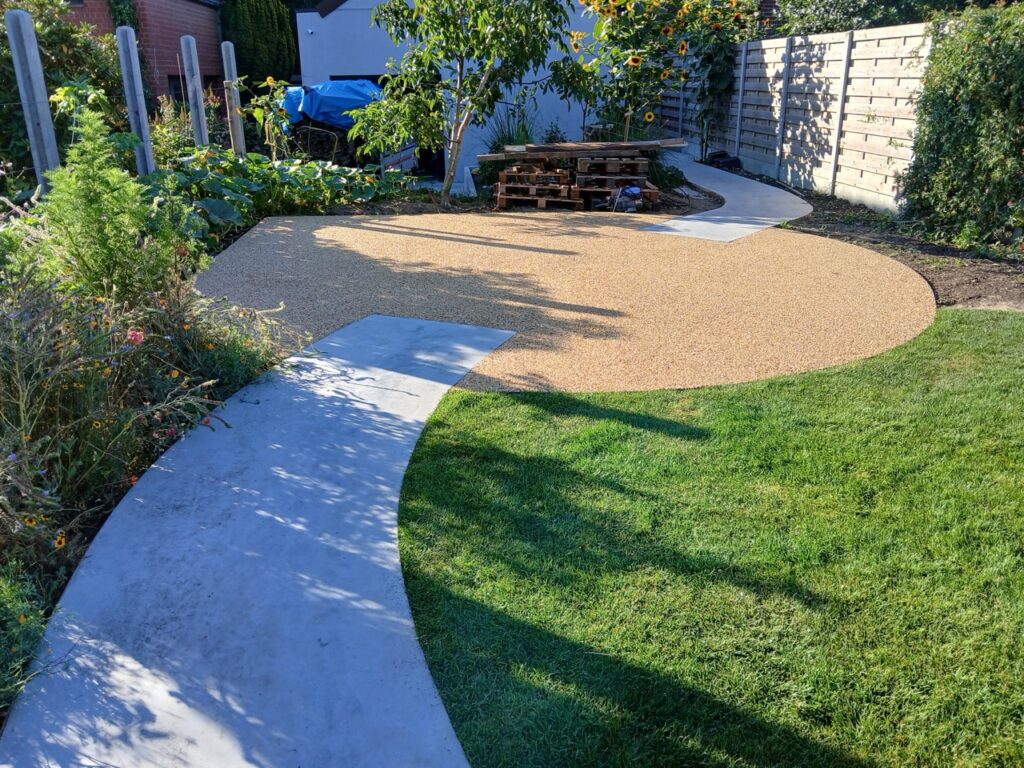 Tuinpad met Terradec en Vuba steentapijt van Xtraverde Poperinge rondom groen gazon en bloemen