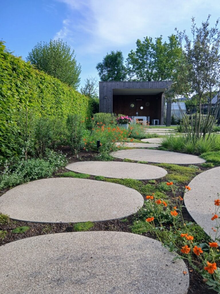 Ronde steentapijtpaden van Terradec en Vuba in een groene tuin met bloemen en moderne buitenruimte