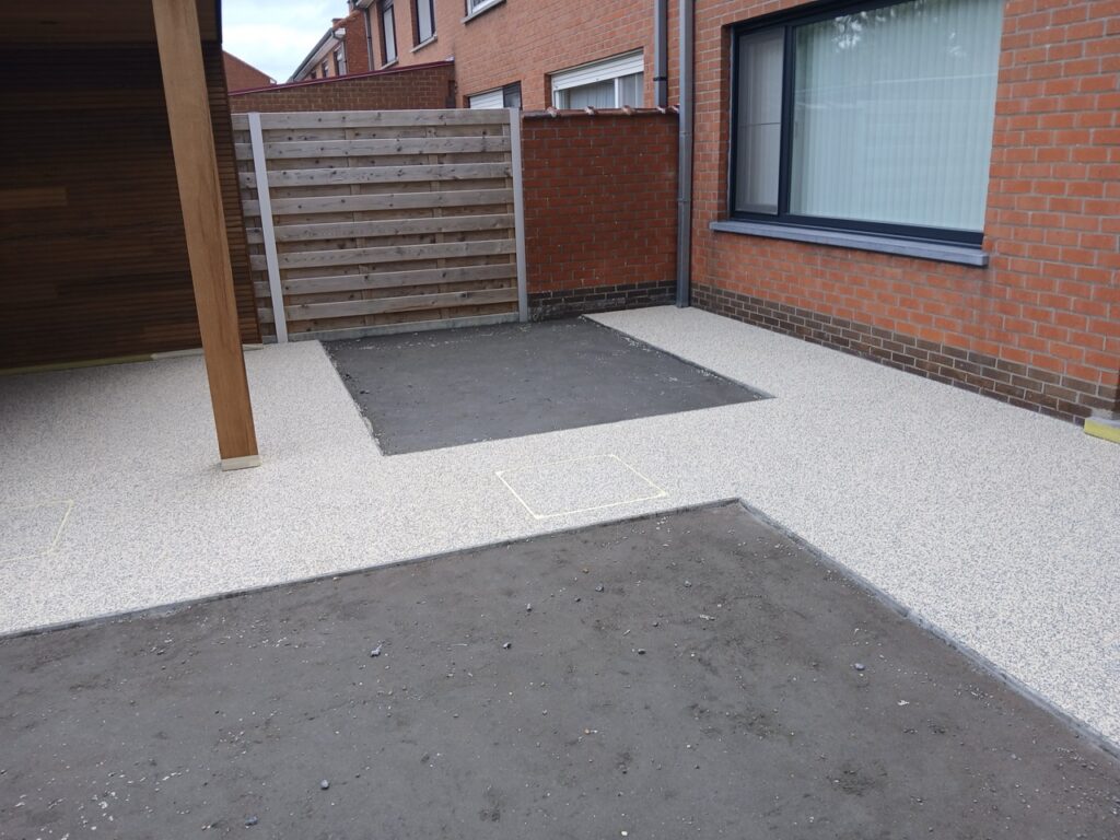 Terradec en Vuba steentapijt toepassingen naast nog niet afgewerkte delen aangebracht door Xtraverde in Poperinge