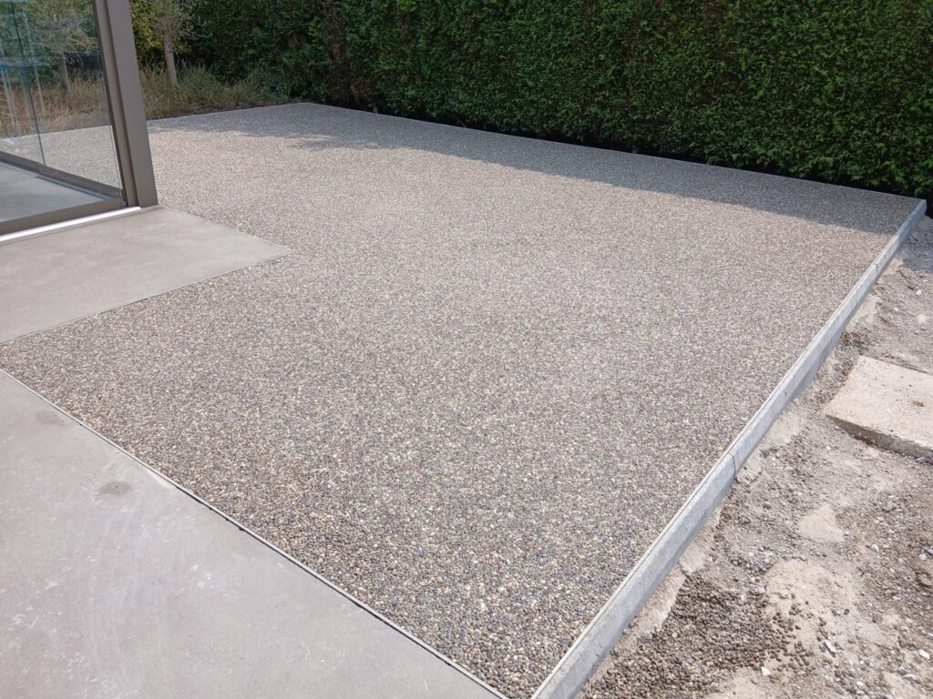 Terradec en Vuba steentapijt gecombineerd met strak geplaatst beton door Xtraverde in Poperinge