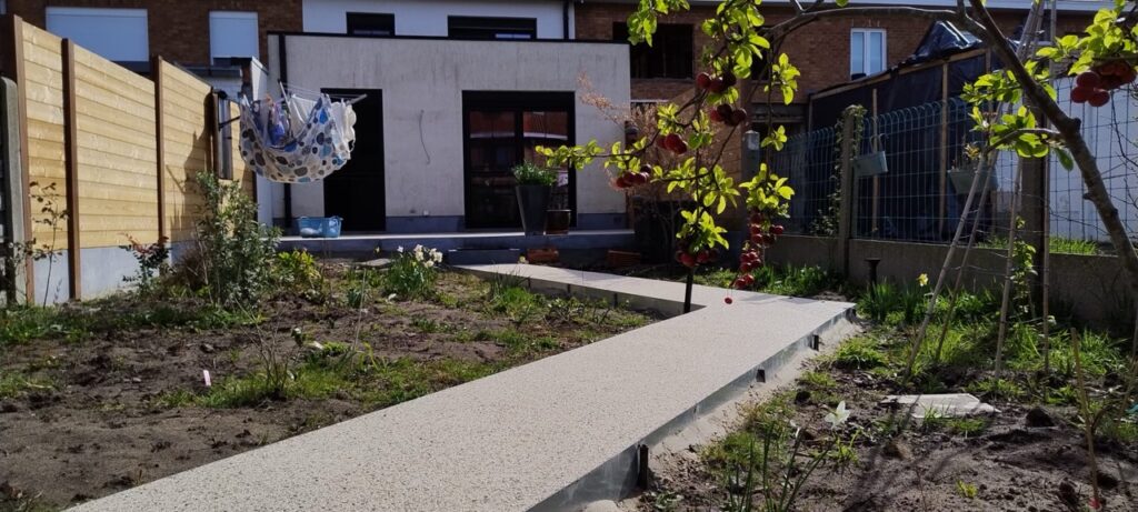 Steentapijt Terradec en Vuba geplaatst door Xtraverde in tuin bij huis in Poperinge